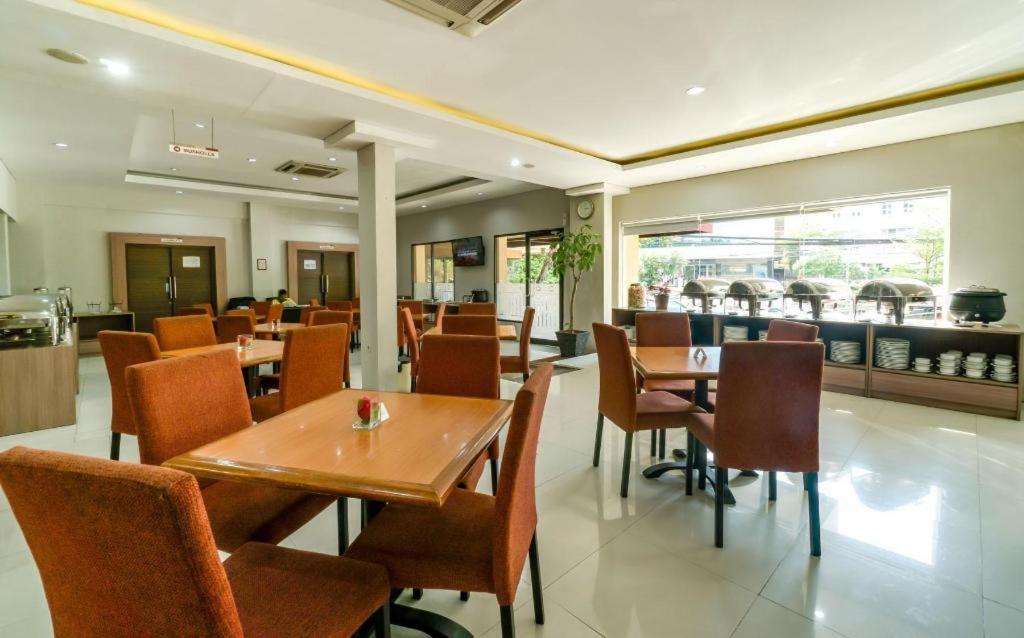 Sofyan Hotel Soepomo Giacarta Esterno foto