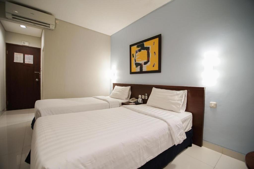Sofyan Hotel Soepomo Giacarta Esterno foto